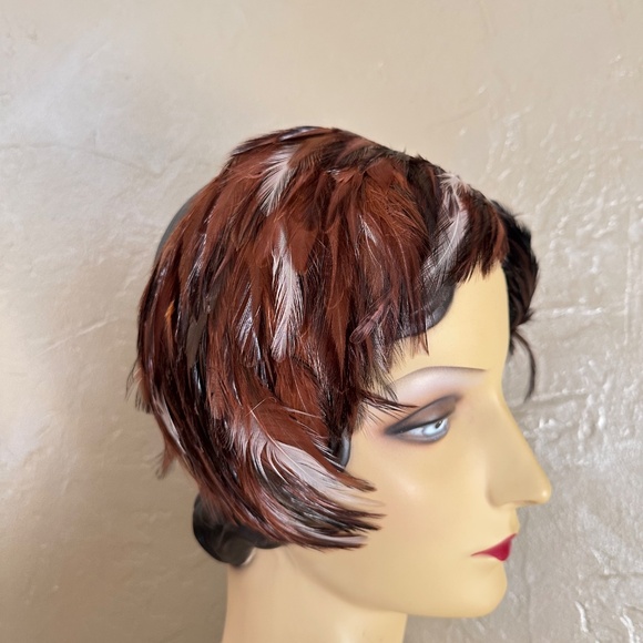 FESTIVE 1950s\' BROWN/WHITE/RUST FEATHER COCKTAIL HAT main image 14